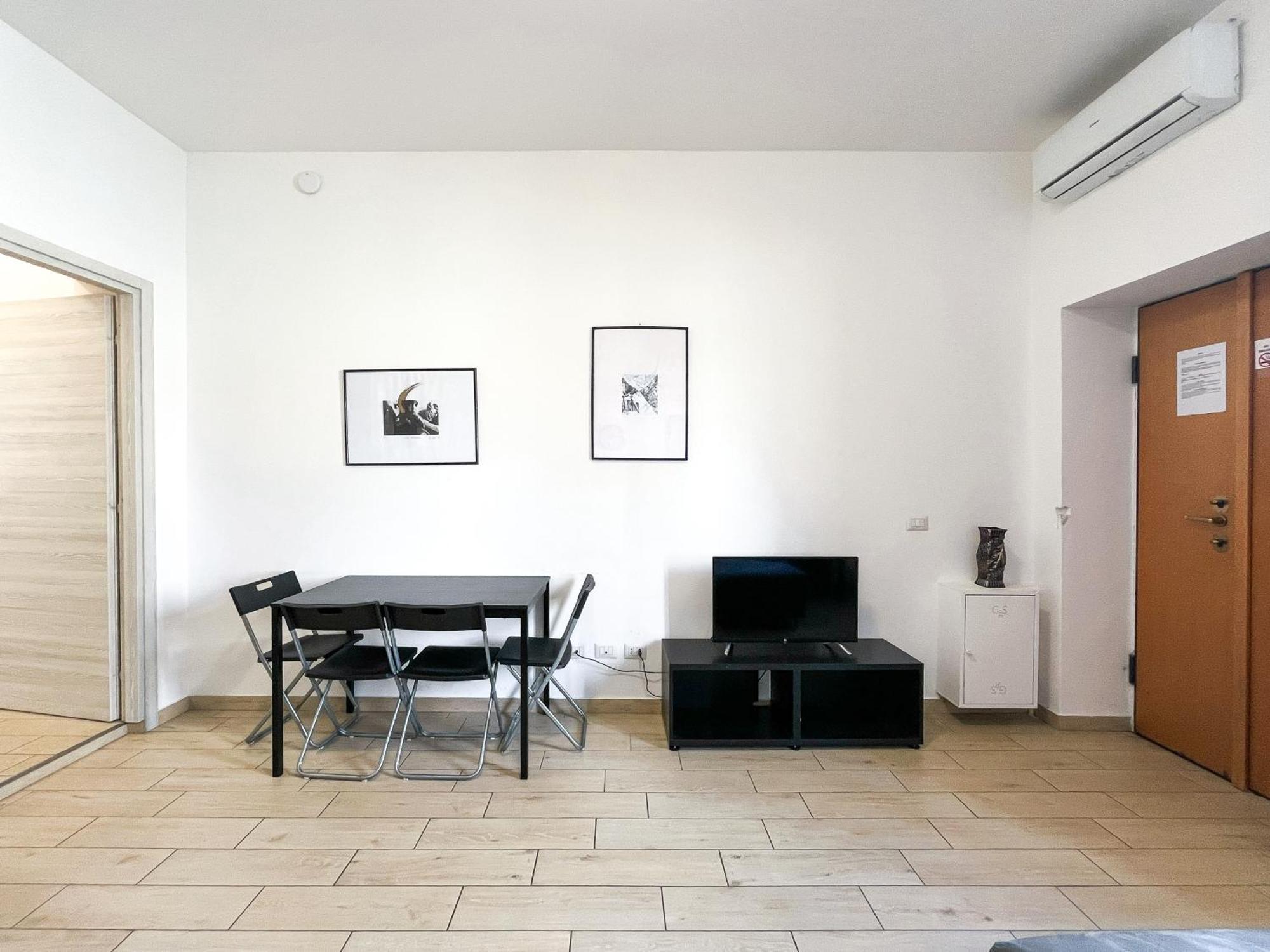 Along The Canal Smart Flat Naviglio - 4 People Corsico Exterior photo